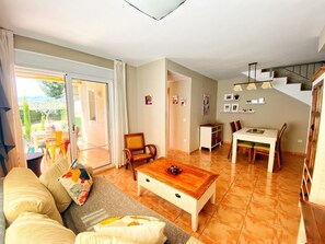 Smart TV, computer monitors - House with private garden, BBQ community pool and WiFi (Mont-roig del Camp)
