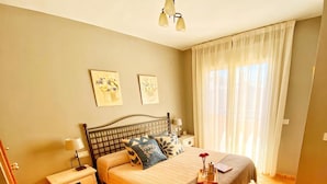 Room - House with private garden, BBQ community pool and WiFi (Mont-roig del Camp)