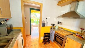 Private kitchen - House with private garden, BBQ community pool and WiFi (Mont-roig del Camp)