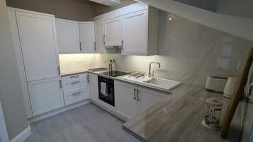 Frigorifero, forno, piano cottura, lavastoviglie