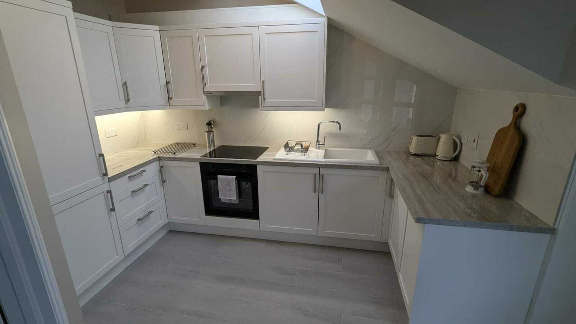 Fridge, oven, stovetop, dishwasher