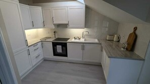 ثلاجة، فرن، موقد طهي مسطح، غسالة أطباق