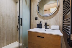 Shower, hair dryer, towels, shampoo