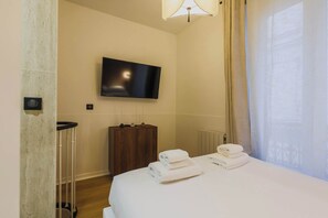 1 habitación, tabla de planchar con plancha, cuna de viaje y wifi 