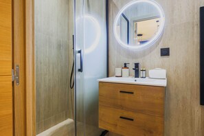 Shower, hair dryer, towels - Superb duplex  1 bedroom Center  of Paris (Paris)