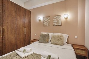 2 bedrooms, iron/ironing board, internet, bed sheets