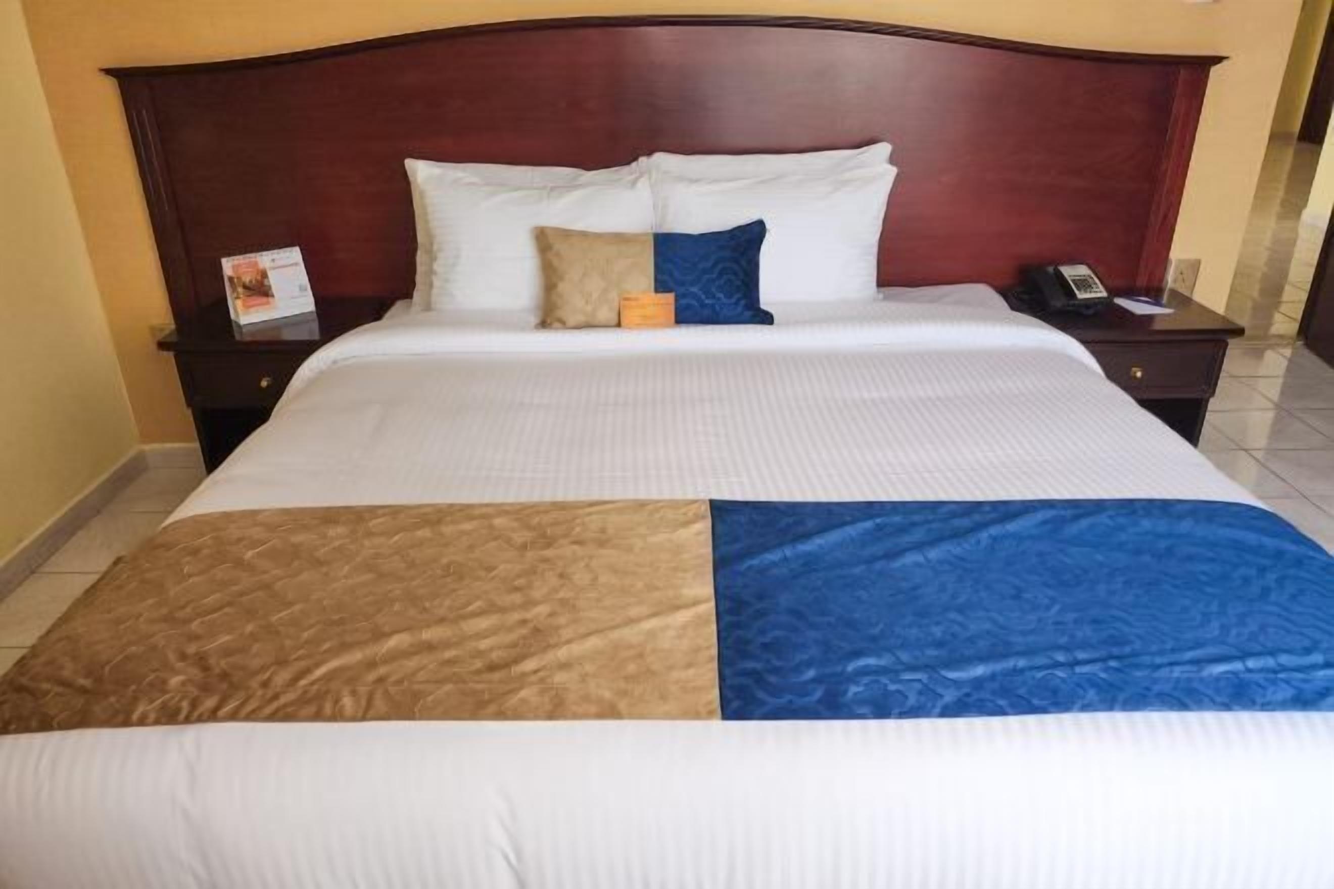 Schreibtisch, schallisolierte Zimmer, Bügeleisen/Bügelbrett