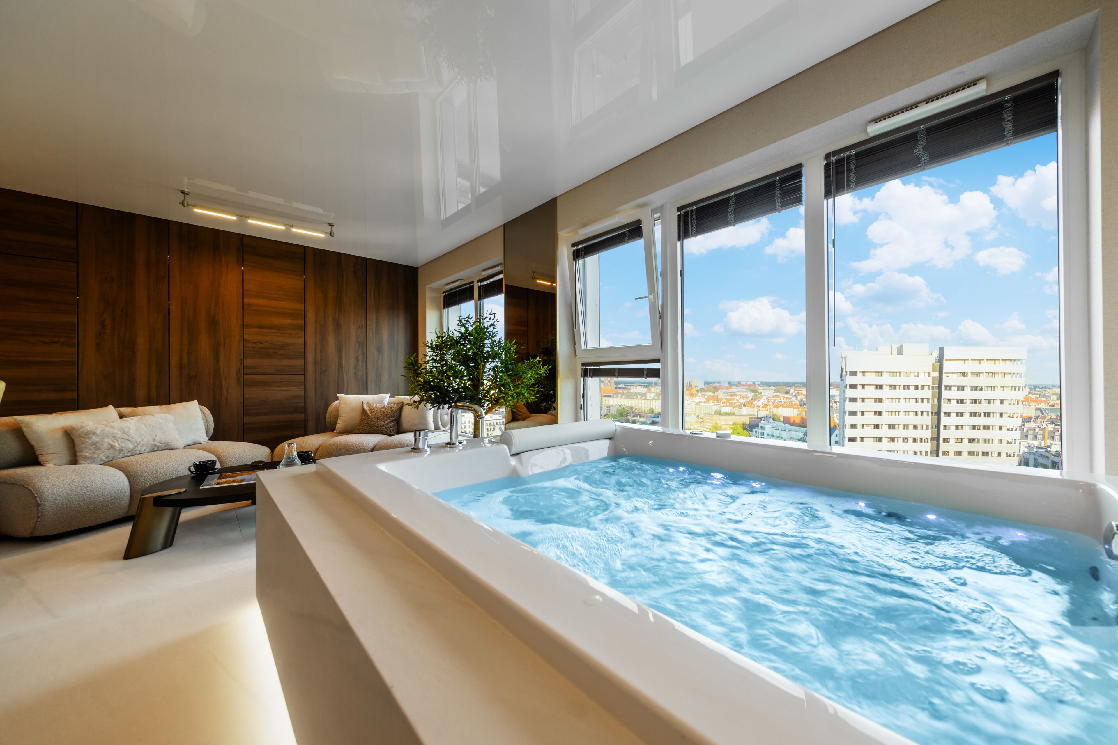 City Apartment, Hot Tub | Private spa tub