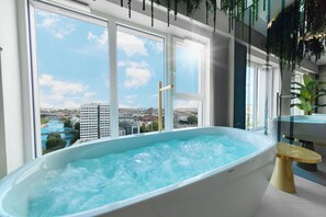 Design Studio Suite, Hot Tub, River View