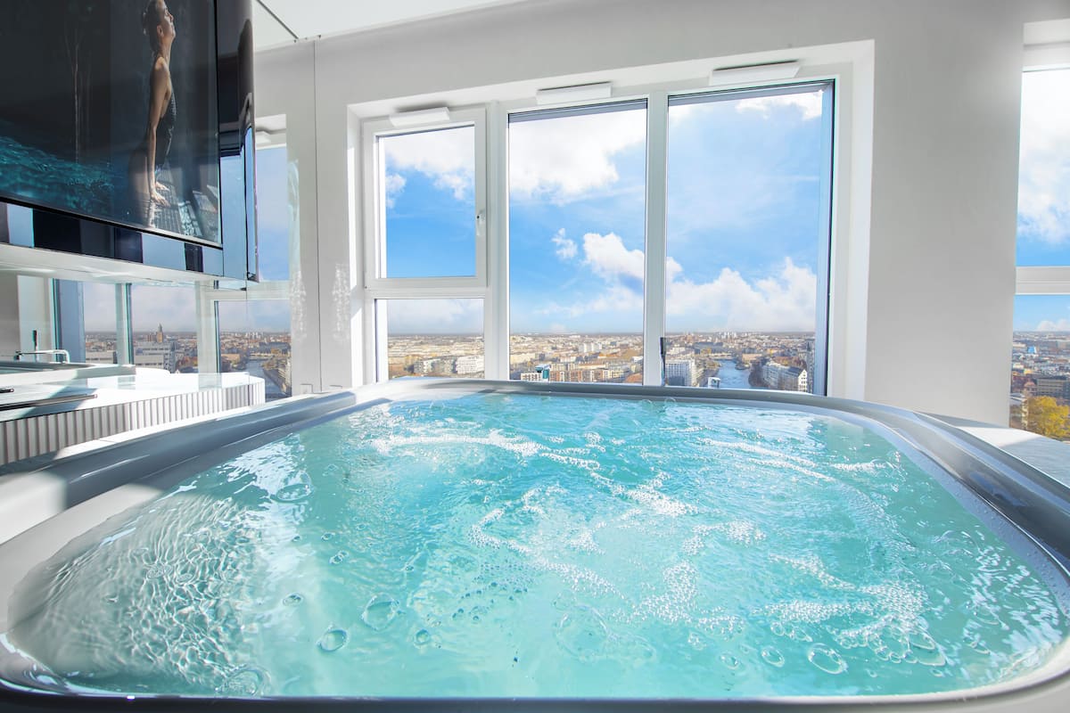 Luxury Penthouse, Hot Tub, River View