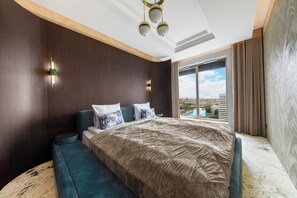 Deluxe Apartment, 1 Queen Bed, River View | Individually furnished, free WiFi