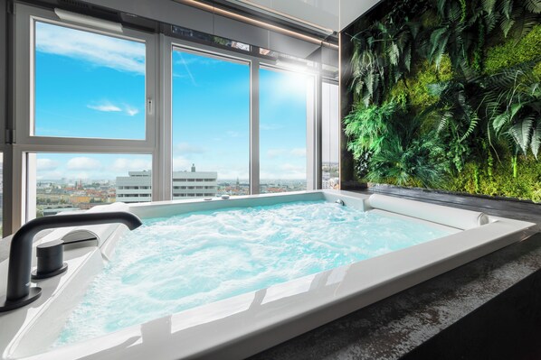 Exclusive Studio, Hot Tub, River View