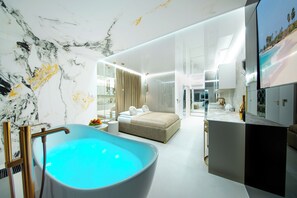 Estudi en suite Deluxe, banyera d'hidromassatge, vistes al riu | Cuina privada | Frigorífic, placa de cuina, rentaplats i bullidora elèctrica