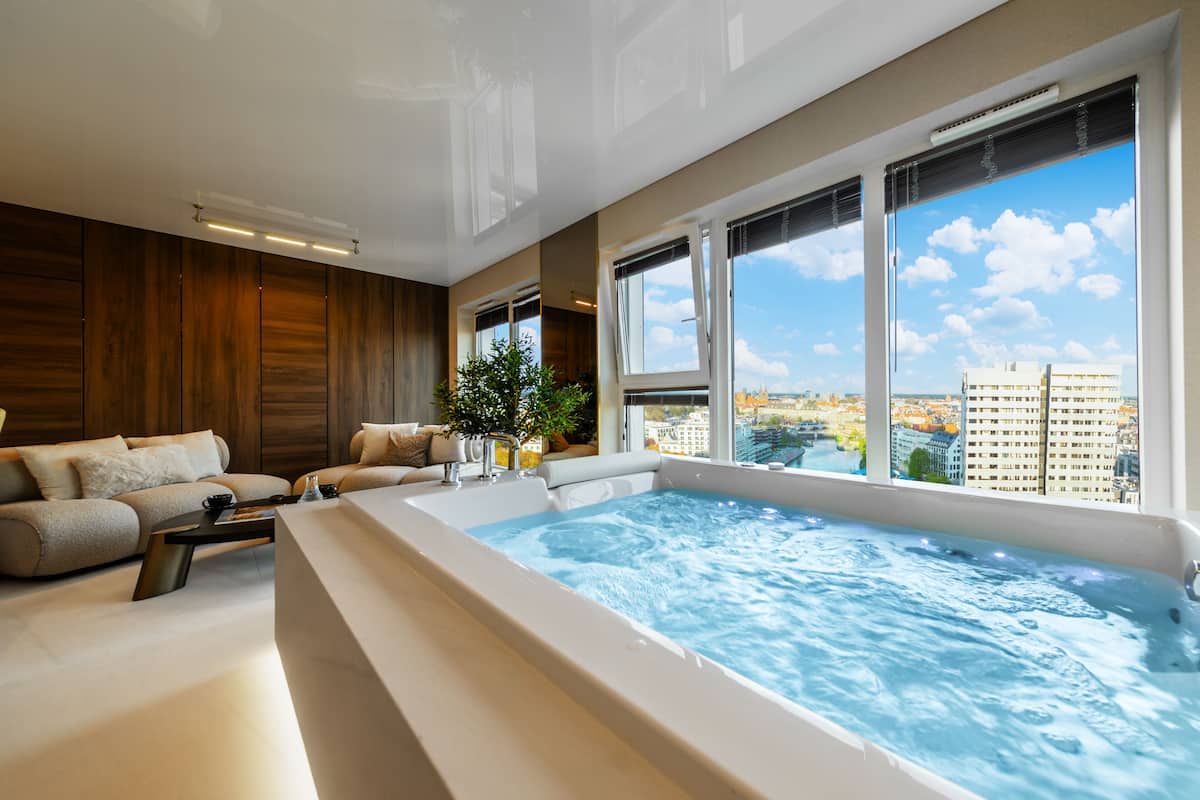 City Apartment, Hot Tub | Private spa tub
