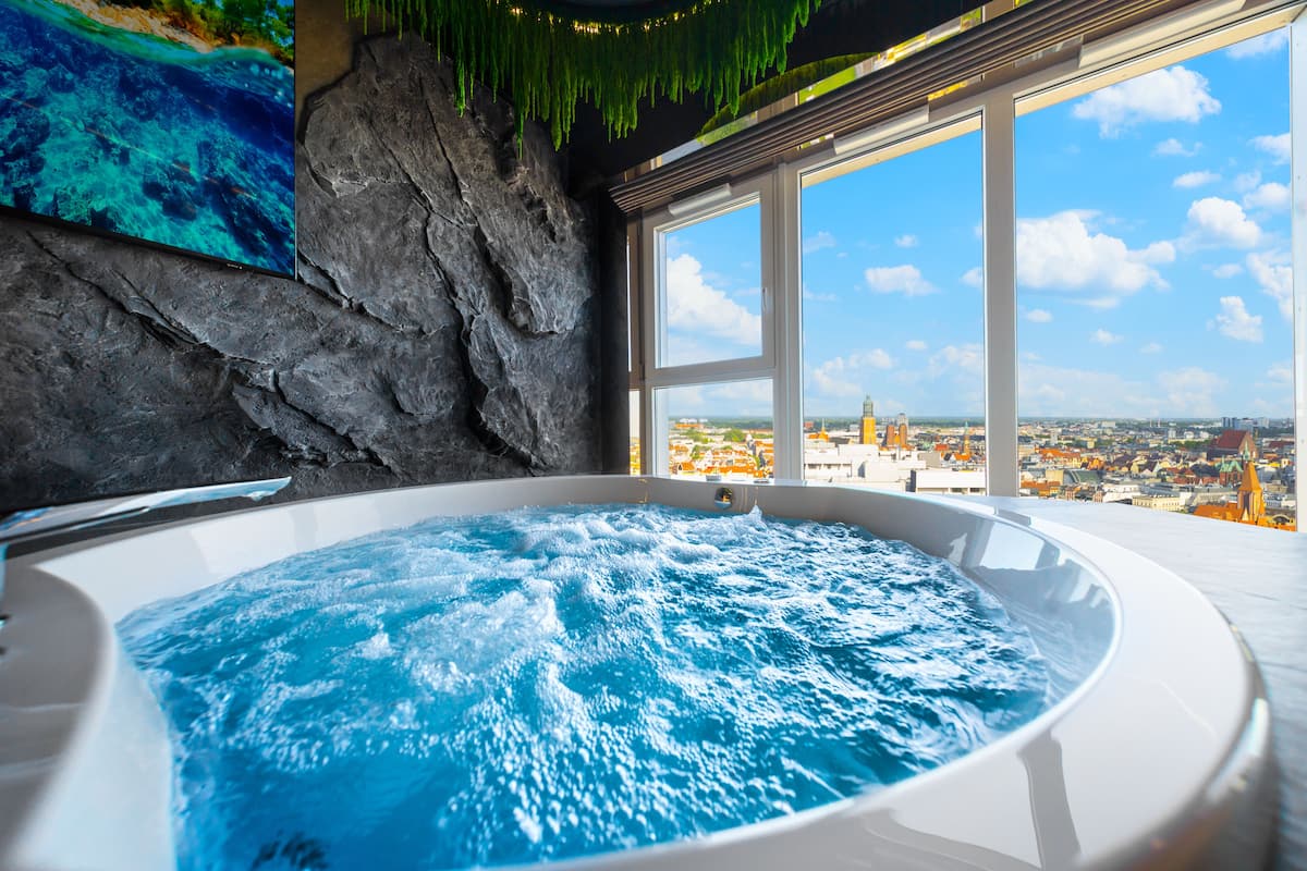 Ein Whirlpool mit Blick auf die Stadt, eine Felswand und ein Gemälde.