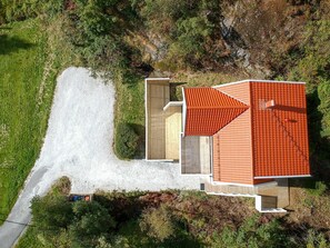 Exterior - Cozy, family-friendly house - 15 minutes' drive from Leirvik – hot tub (Vestland)
