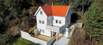Cozy, family-friendly house - 15 minutes' drive from Leirvik – hot tub