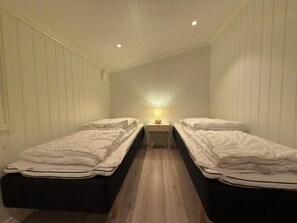 3 bedrooms, WiFi, bed sheets - Cozy, family-friendly house - 15 minutes' drive from Leirvik – hot tub (Vestland)