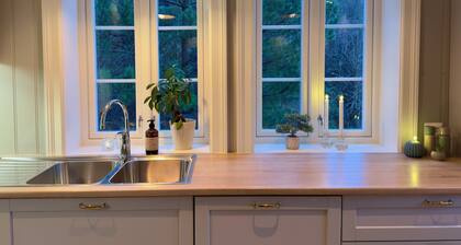 Cozy, family-friendly house - 15 minutes' drive from Leirvik – hot tub