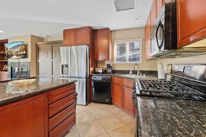 Fridge, microwave, oven, stovetop - Casita 86124 – 1 BDR Sleeps 4 (Coachella)