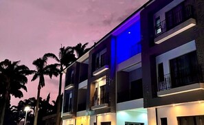 Façade de l’hébergement - soirée/nuit