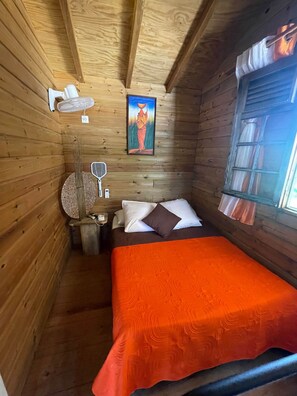 2 habitaciones, tabla de planchar con plancha, cuna de viaje y internet 