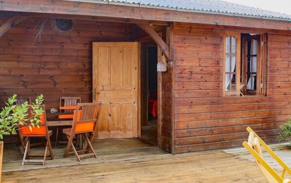 Outdoor dining - Les Gîtes du Cocon - Gite L'Oiseau du Paradis (Sainte-Rose)