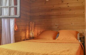 2 bedrooms, iron/ironing board, travel cot, Internet