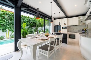 Fridge, microwave, oven, stovetop - VANTAGE 8 (Kerobokan)