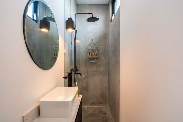 Shower, hair dryer, towels