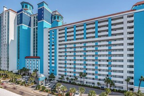 Ein großes Hotel mit mehreren Etagen, einer auffälligen blau-weißen Farbgebung und einem zentralen Turm.