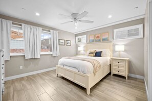 3 Schlafzimmer, Schreibtisch, Bügeleisen/Bügelbrett, Reisekinderbett