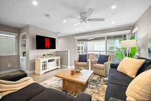 Smart-TV, Kamin, Bücher, Arbeitsbereiche