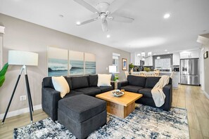 Smart-TV, Kamin, Bücher, Arbeitsbereiche