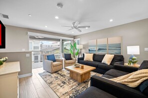 TV connectée, cheminée, livres, espaces bureaux