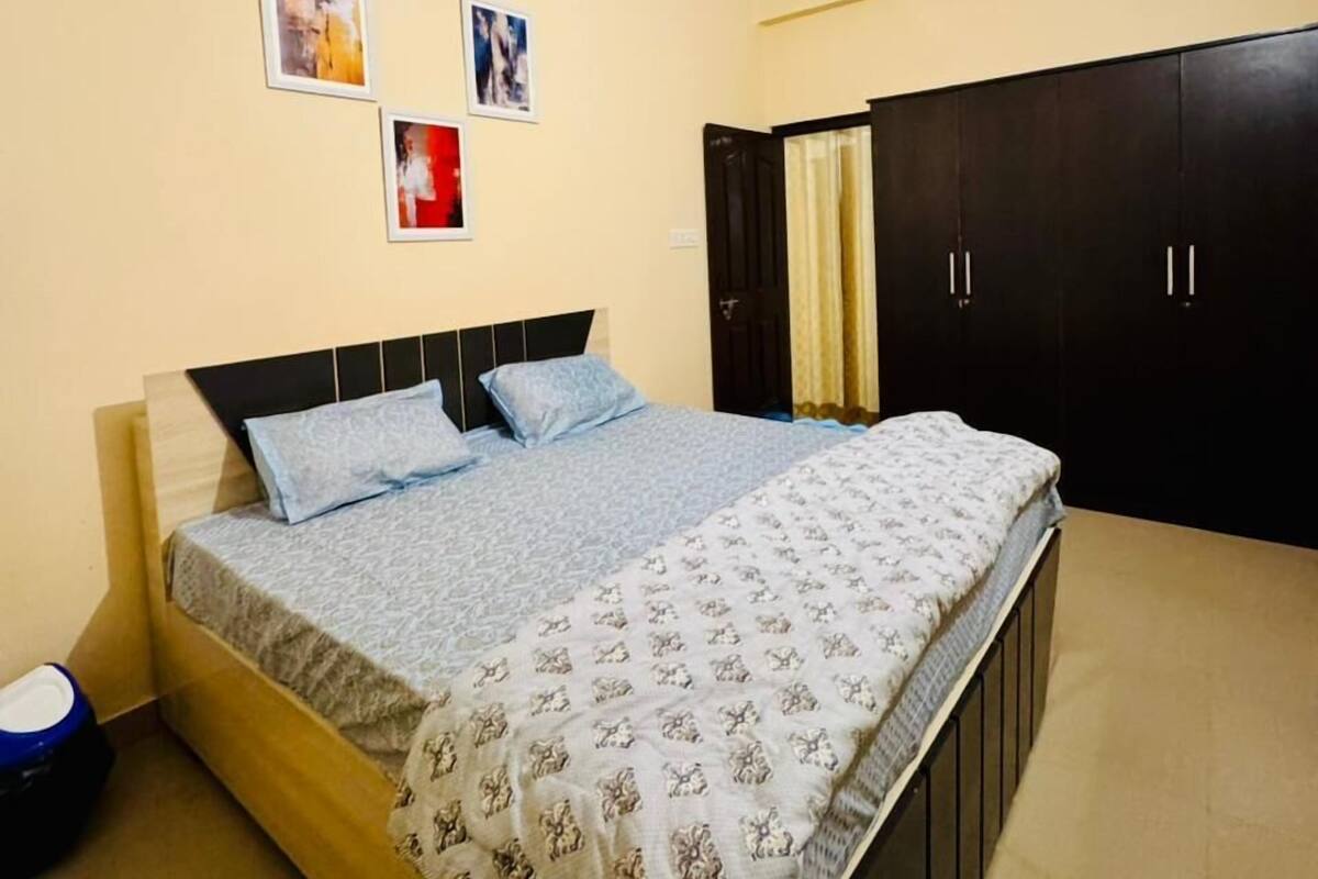 Ein Schlafzimmer mit einem Bett, einem Deckenventilator und einem Kleiderschrank.