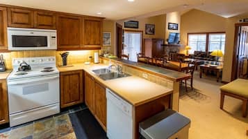 Kondominium, 2 kamar tidur | Dapur pribadi | Lemari es, oven, mesin pembuat kopi/teh, dan pemanggang roti