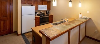 3413 - One Bedroom + Den Standard Powderhorn Lodge 1 Condo