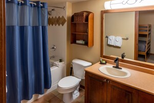 Apartamento, 1 habitación | Baño | Artículos de higiene personal gratuitos y toallas