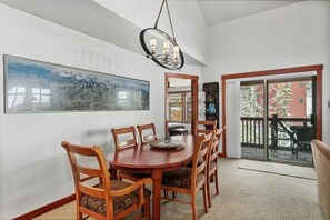 Condo, 2 Bedrooms | Tempat makan