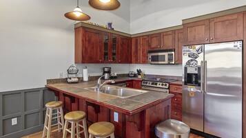 Maison mitoyenne, 3 chambres | Cuisine privée | Réfrigérateur, four, cafetiÚre/bouilloire, grille-pain