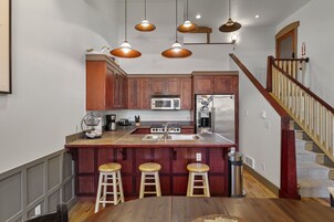 Townhome, 3 Bedrooms | Private kitchen | Fridge, oven, coffee/tea maker, toaster