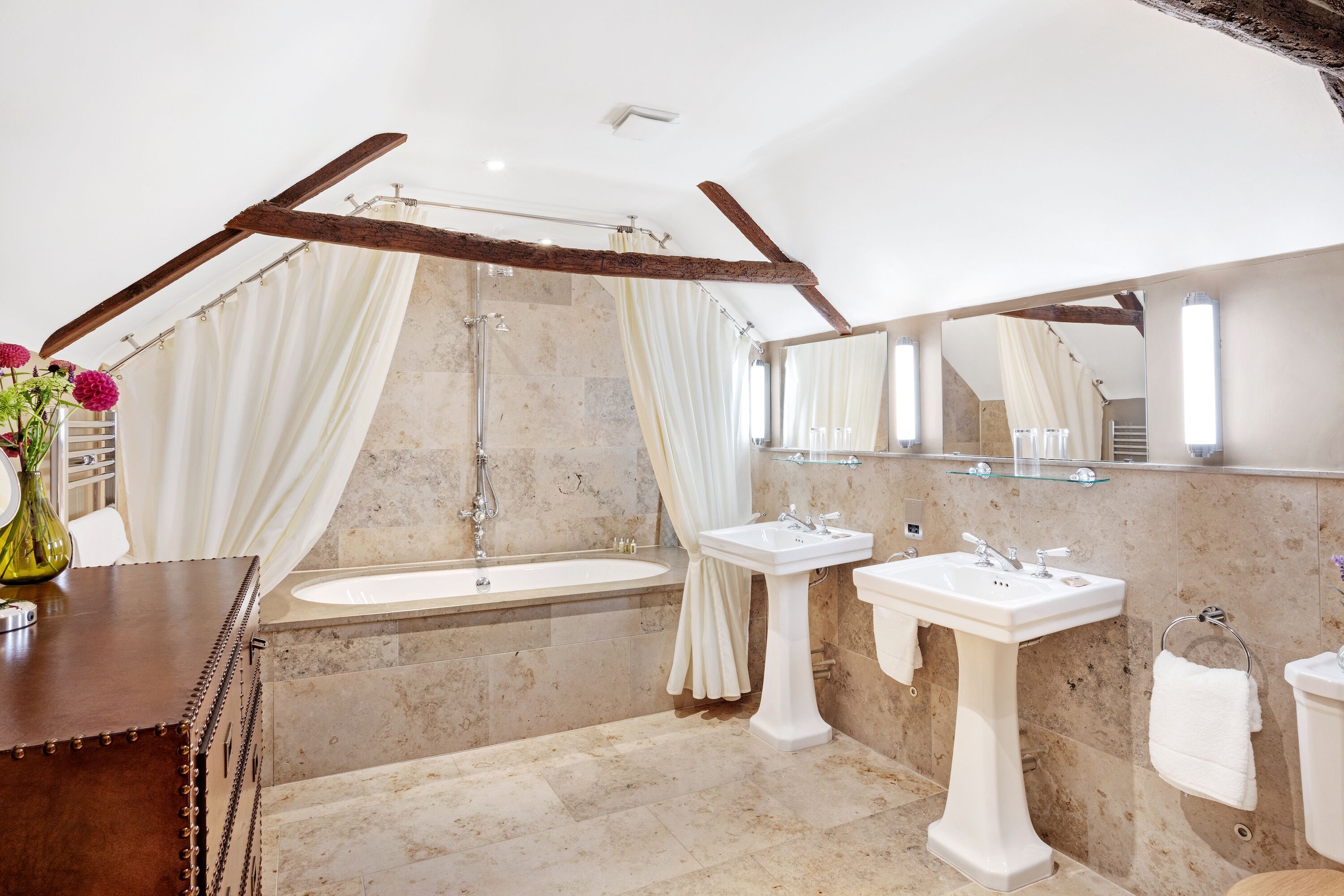 Cabezal de ducha tipo lluvia, secador de pelo, batas, pantuflas