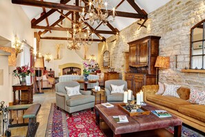 Deluxe House, Garden View | Living area