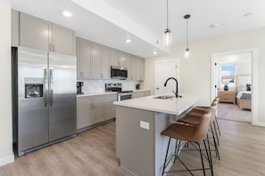 Apartment, 2 Schlafzimmer | Eigene Küche | Kühlschrank, Ofen, Wasserkocher mit Kaffee-/Teezubehör, Toaster