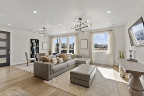 Casa de ciudad, 5 habitaciones | Área de sala de estar | Smart TV y servicios de streaming 