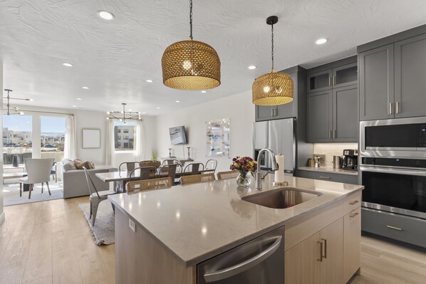 Private kitchen | Fridge, oven, coffee/tea maker, electric kettle - Your Happy House 5 Bedroom Townhouse (St. George)