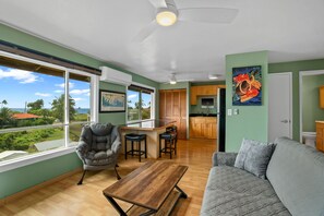 Appartement, 2 slaapkamers | Woonruimte | Een smart-tv