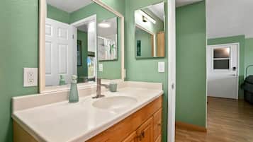 Condo, 2 Bedrooms | Bathroom | Towels, shampoo