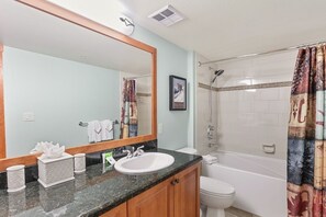 Studio | Bathroom